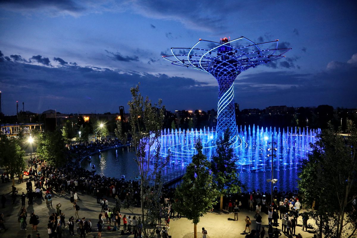 L'Albero della Vita e la vasca delle fontane viste dal parco
