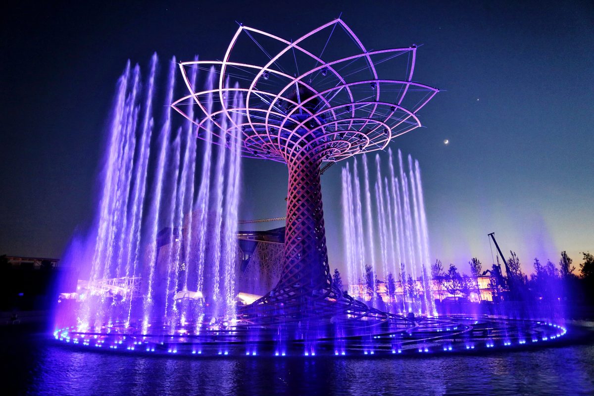 L'Albero della Vita illuminato durante lo spettacolo serale