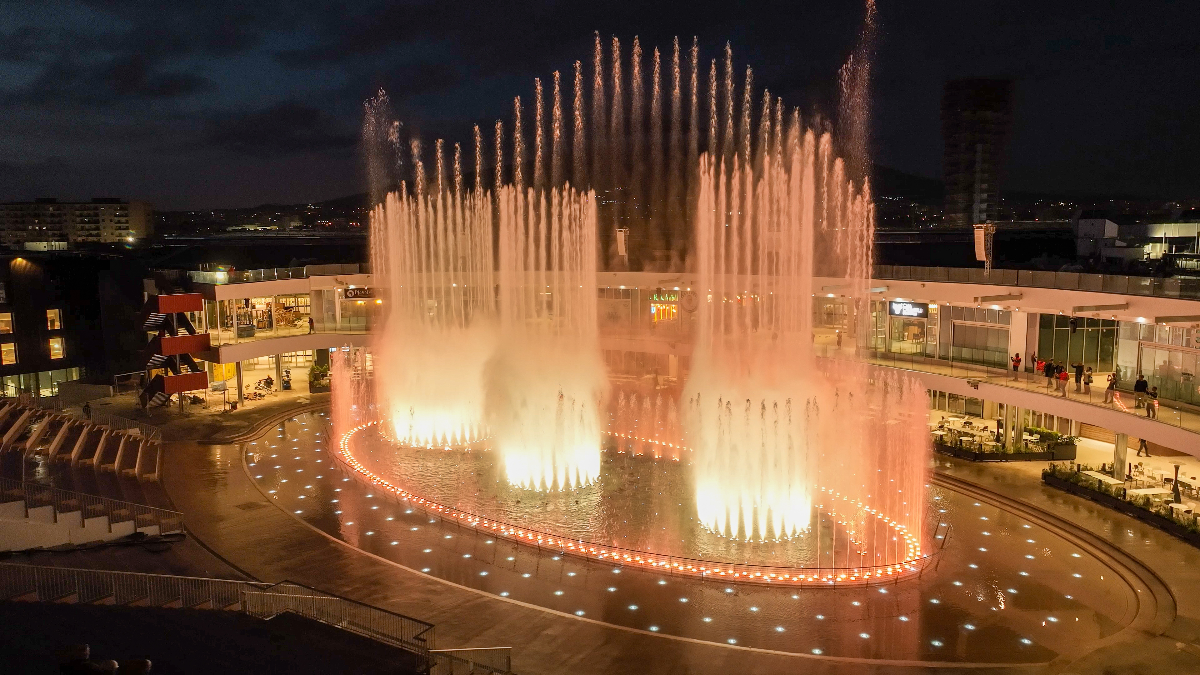 Coreografia notturna della fontana di Pompei vista dall'alto