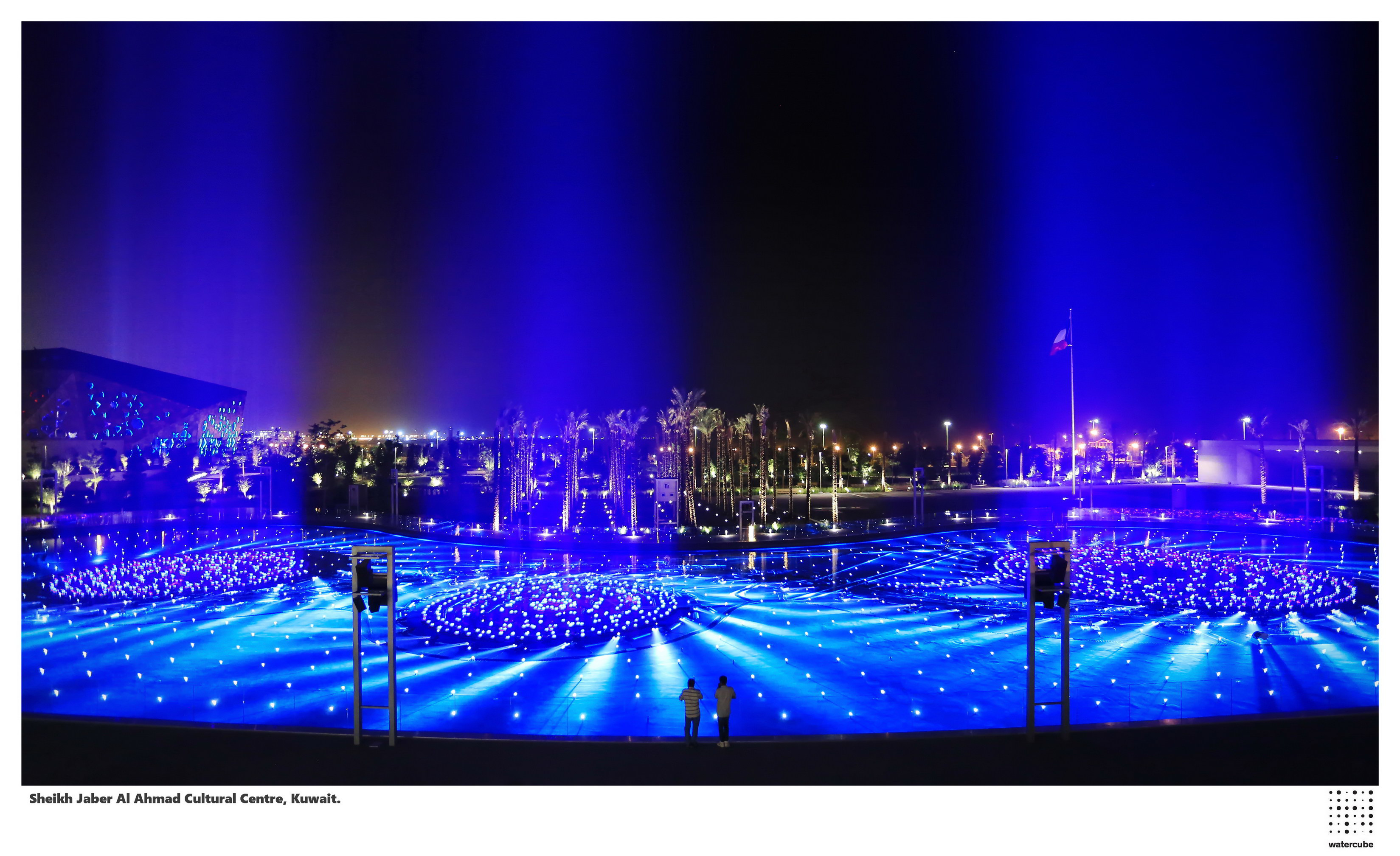La vasca illuminata di blu durante lo spettacolo notturno