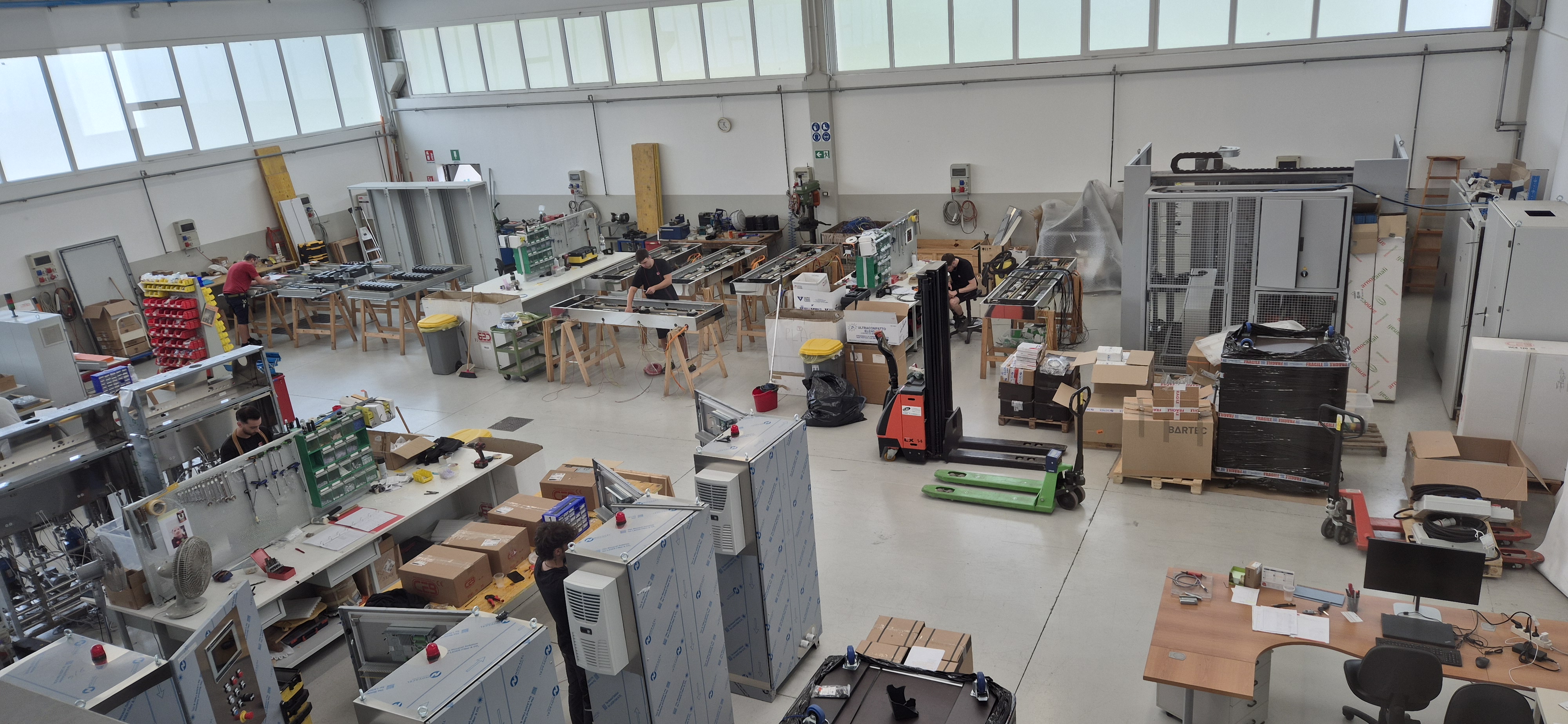 Cablaggio di un quadro elettrico in officina